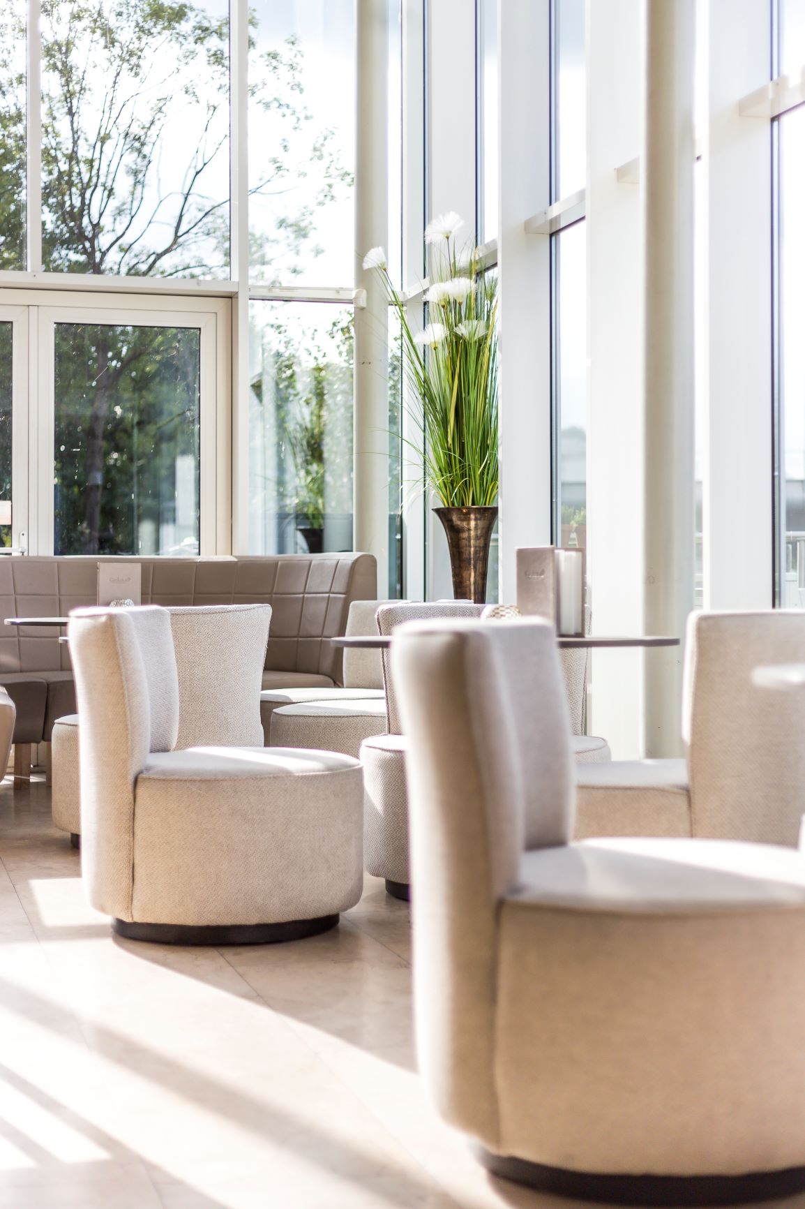 Zonovergoten lounge bij Cedars