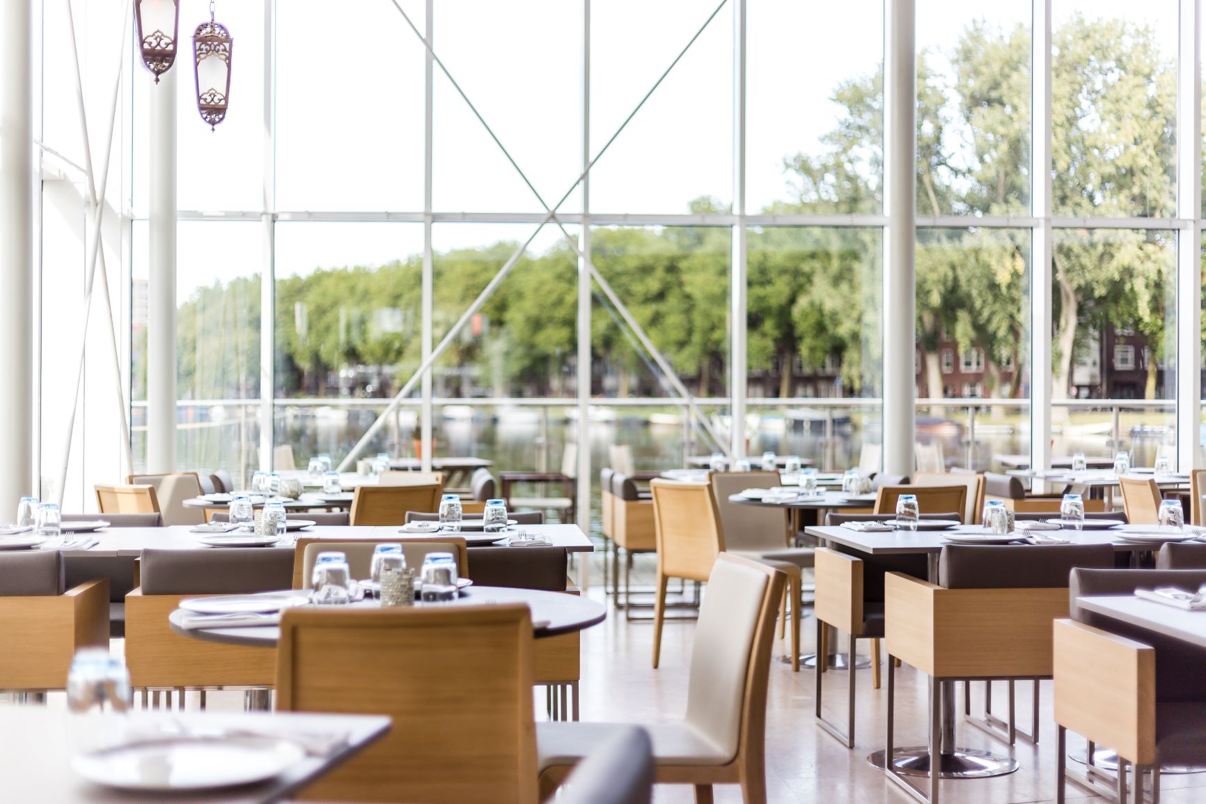 Eetzaal met glazen wand en uitzicht op het water