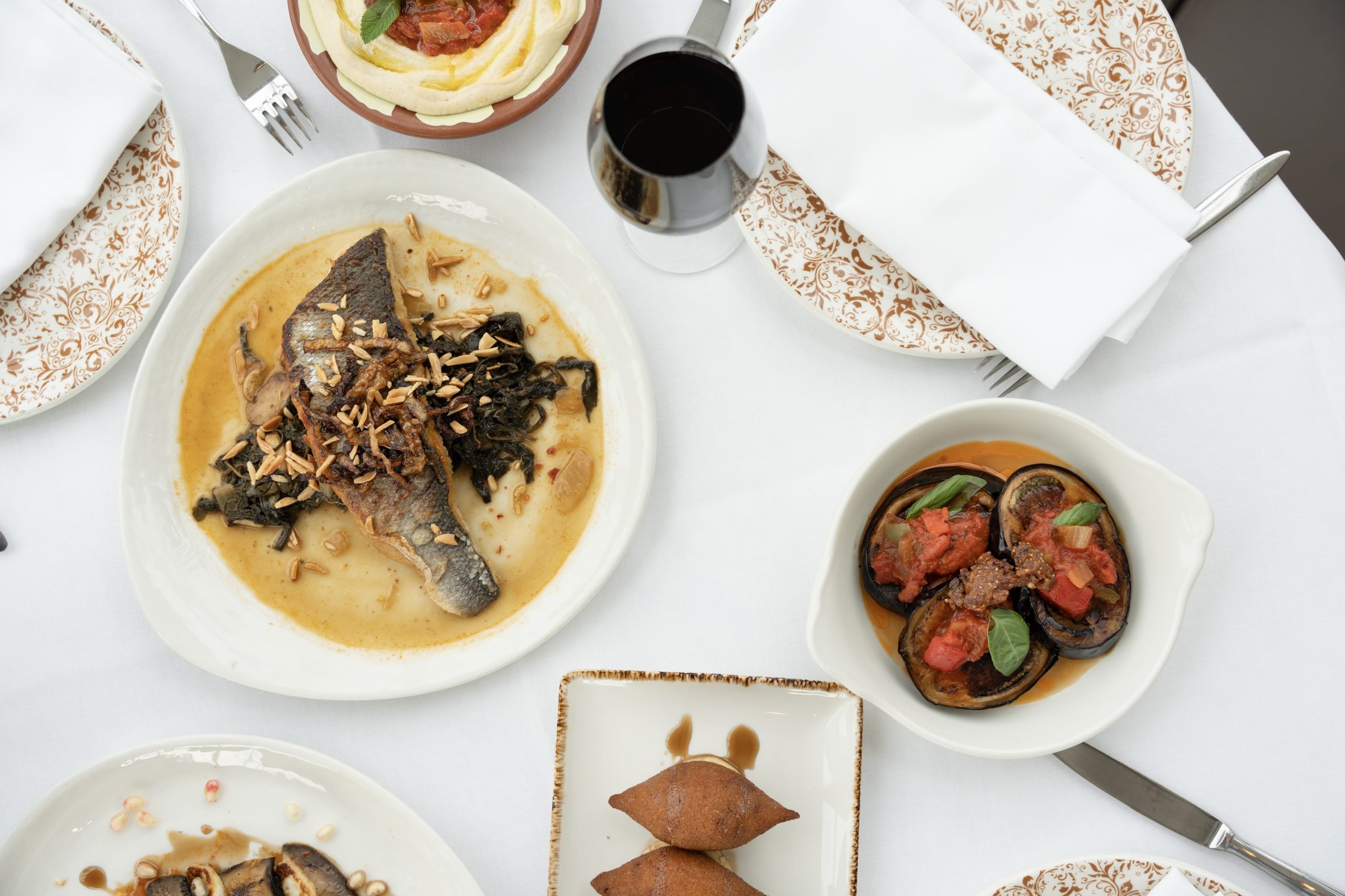 Dorado met hummus en wijn, visgerechten bij Cedars