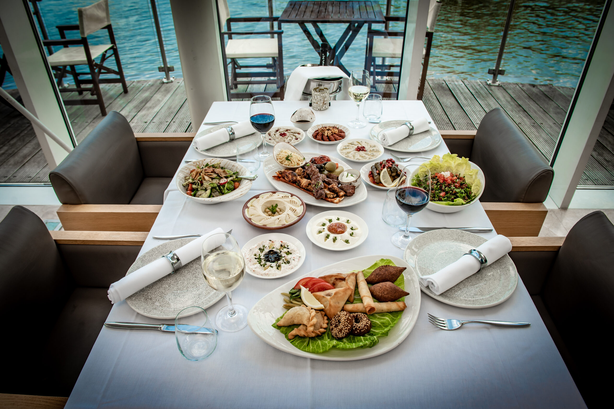 Rijkgevulde Libanese tafel aan het water bij Restaurant Cedars