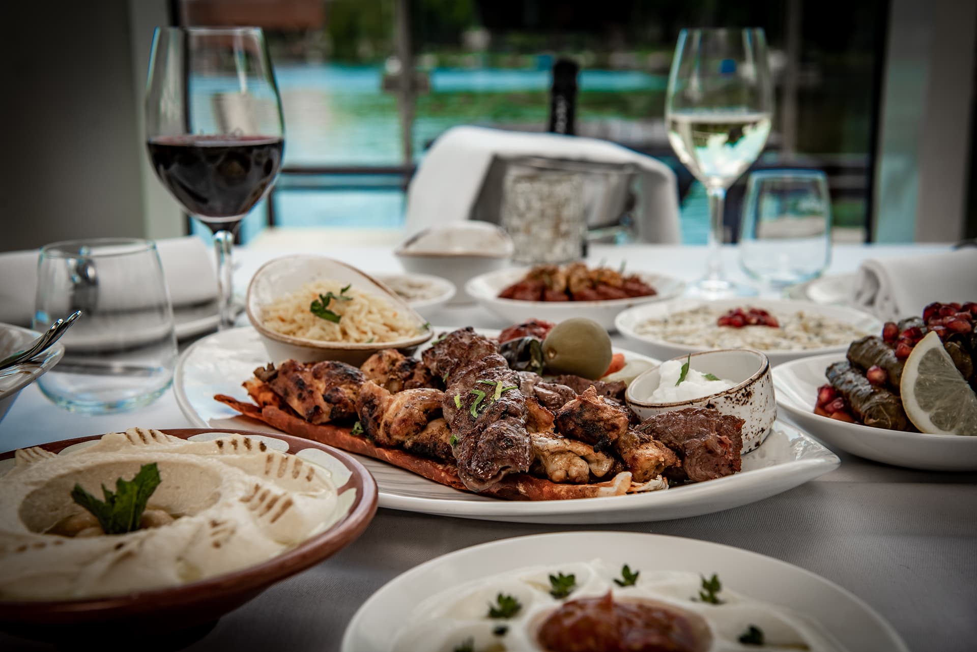 Gemengd grillplateau met uitzicht op het water
