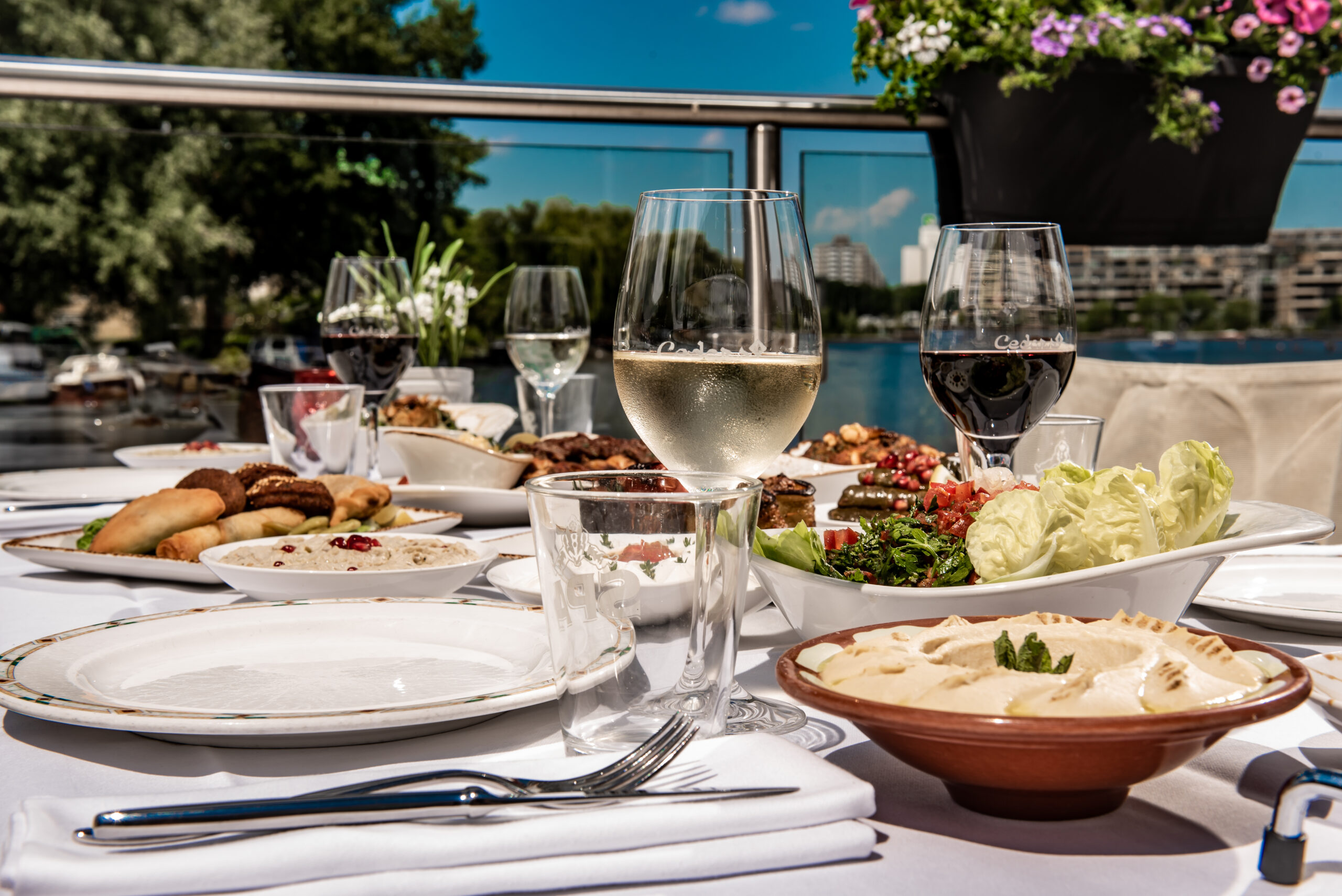 Terras aan het water bij Restaurant Cedars