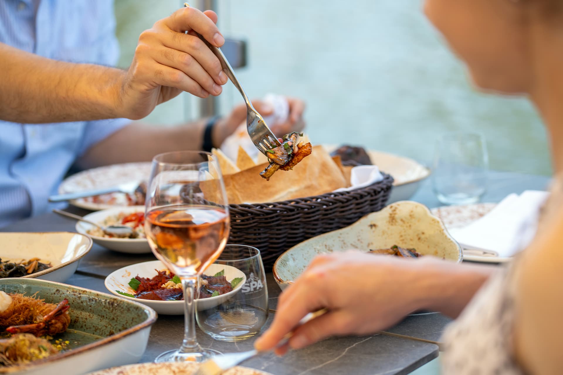 Gasten delen mezze op het terras van Cedars aan het water