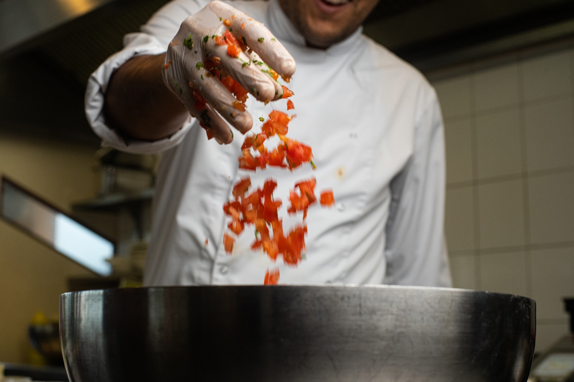 Lachende chef-kok in de keuken van Restaurant Cedars