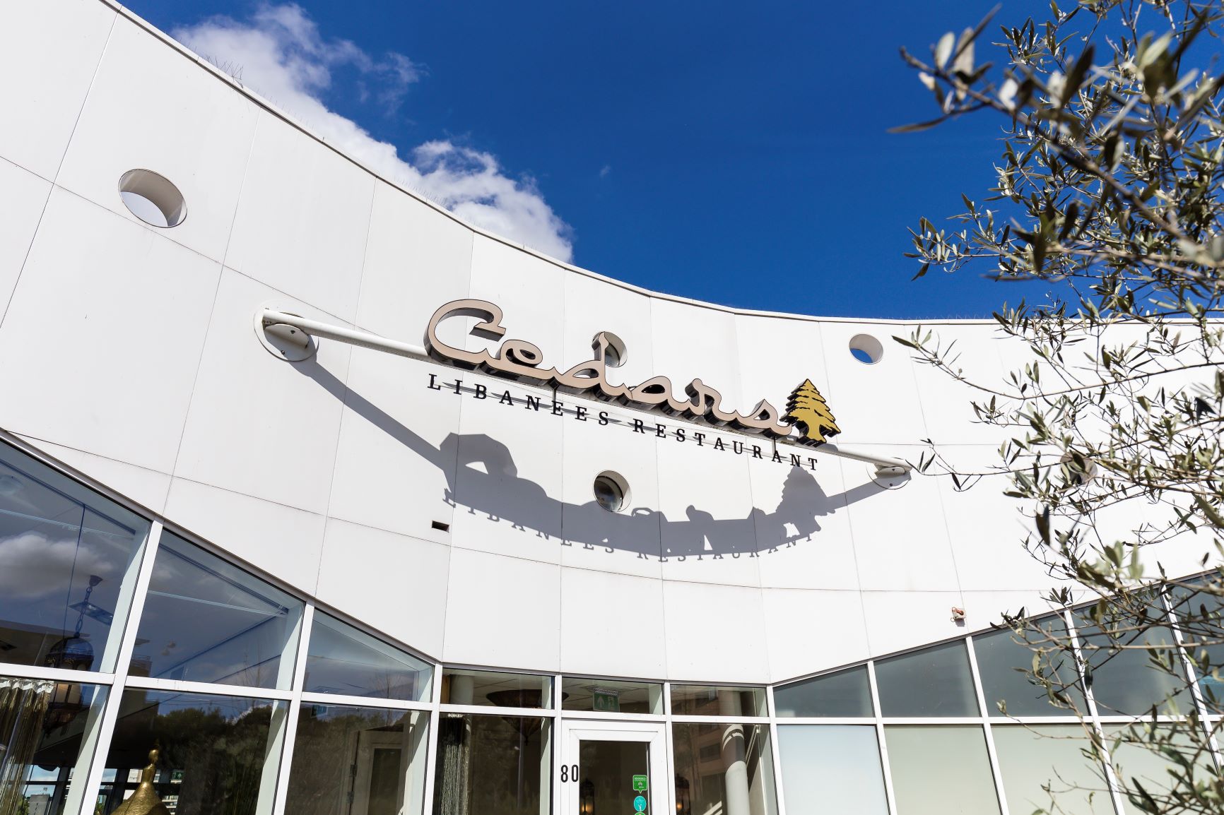 Gevel van Restaurant Cedars met verlicht logo