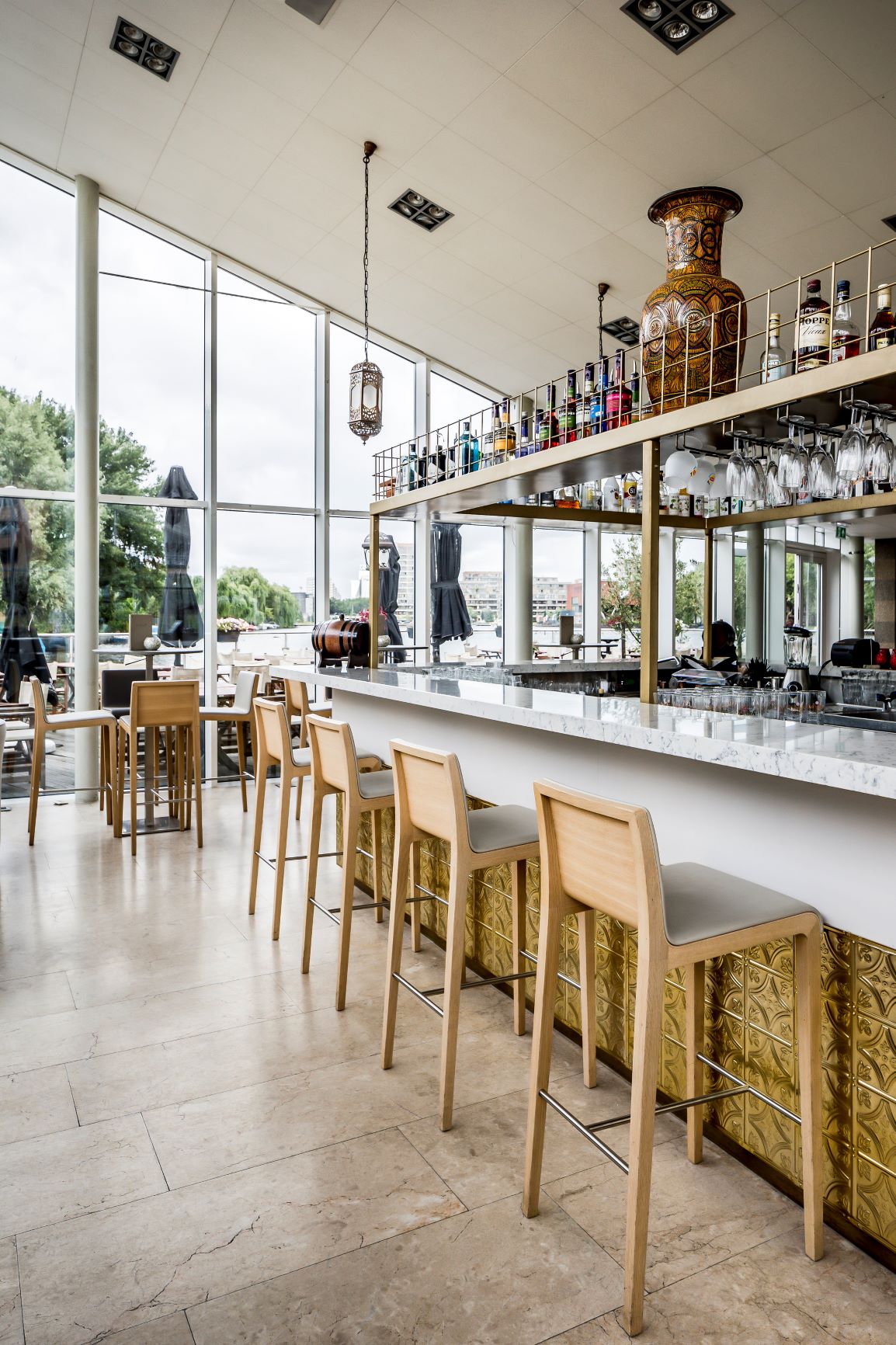 Marmeren bar met gouden tegels bij Cedars