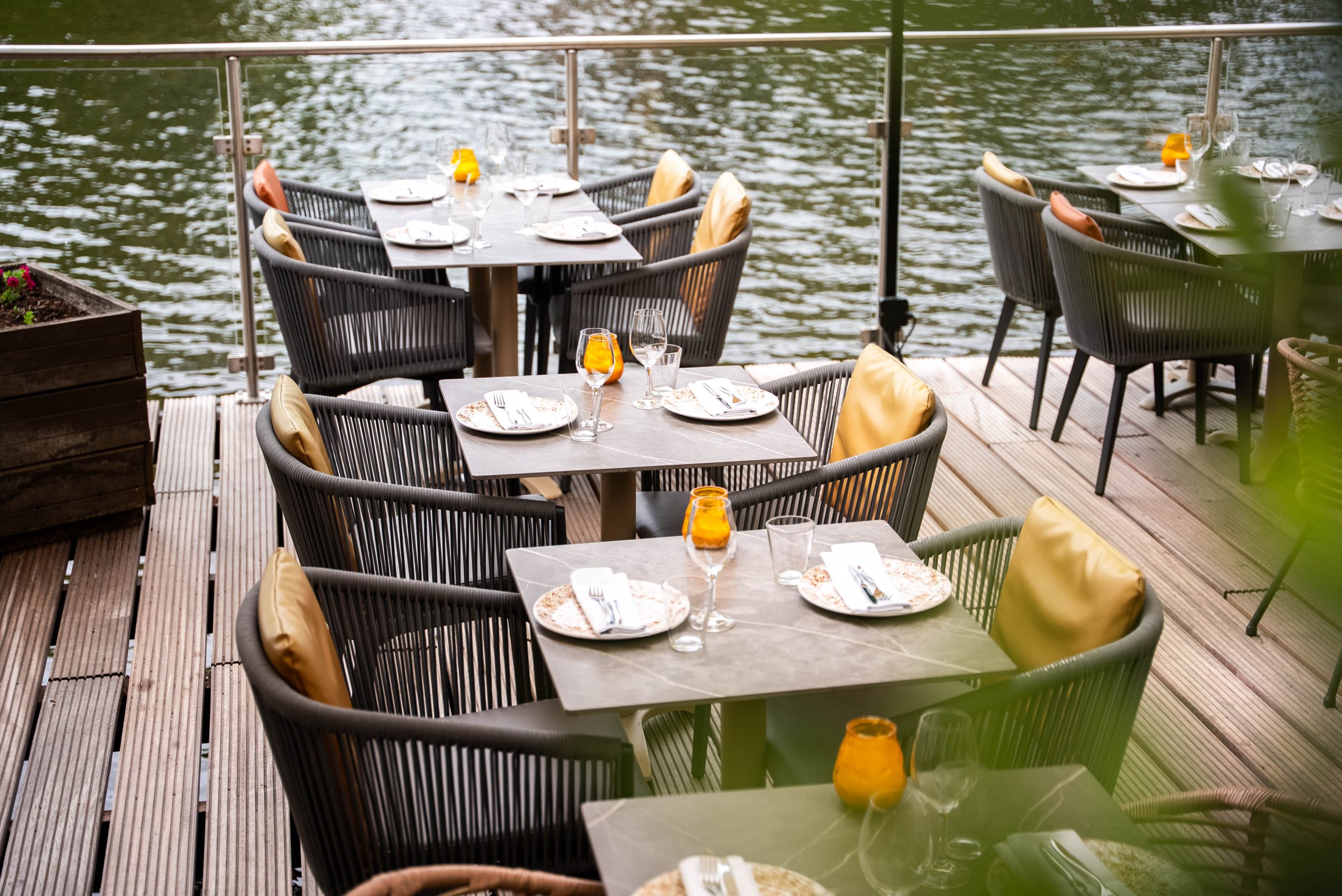 Gedekte terrastafels direct aan het water bij Restaurant Cedars