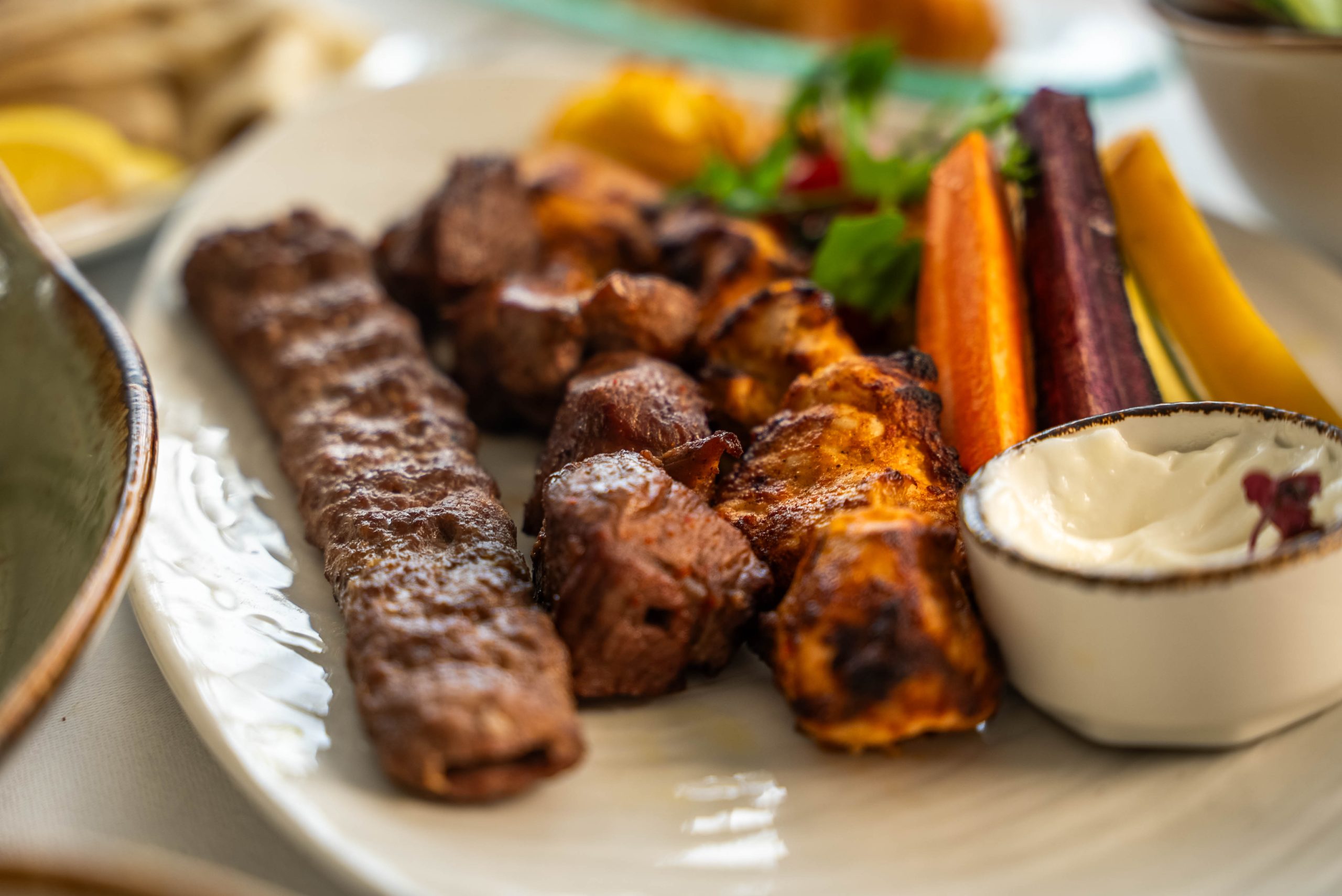 Gemengde grill met kefta en kipspiesen van de houtskoolgrill