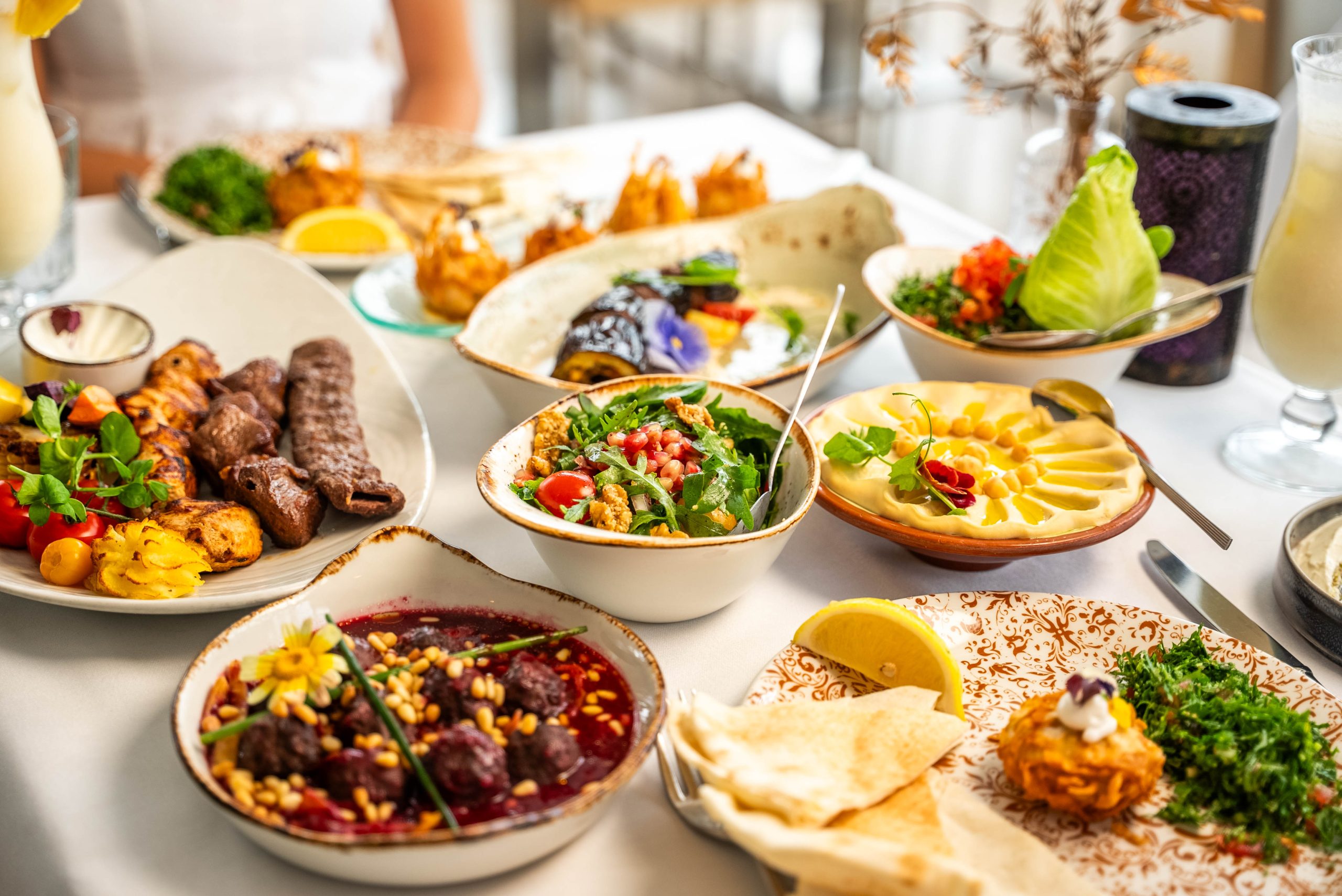 Tafel vol gedeelde Libanese gerechten bij Restaurant Cedars