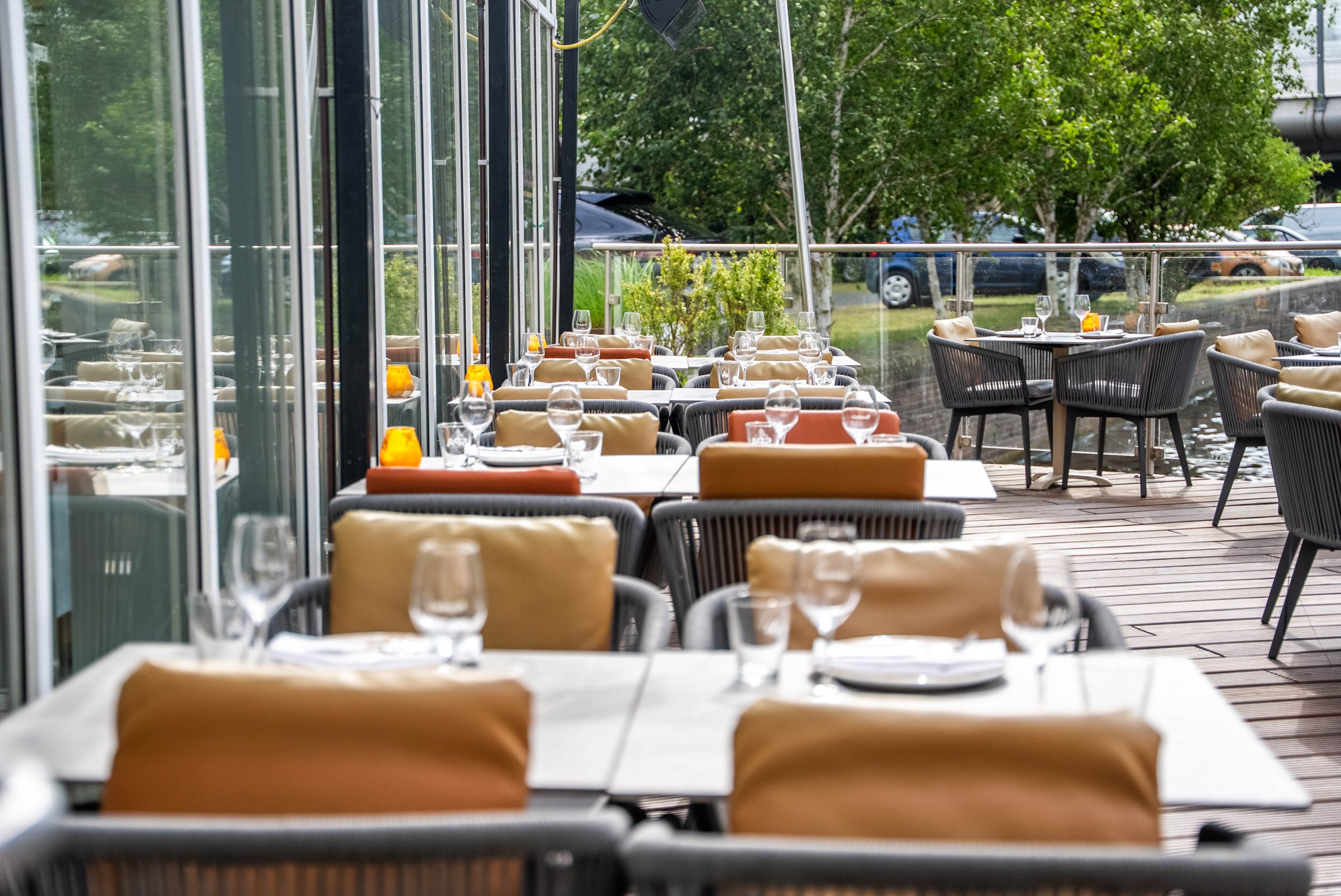 Overdekt terras van Cedars met uitzicht op het water
