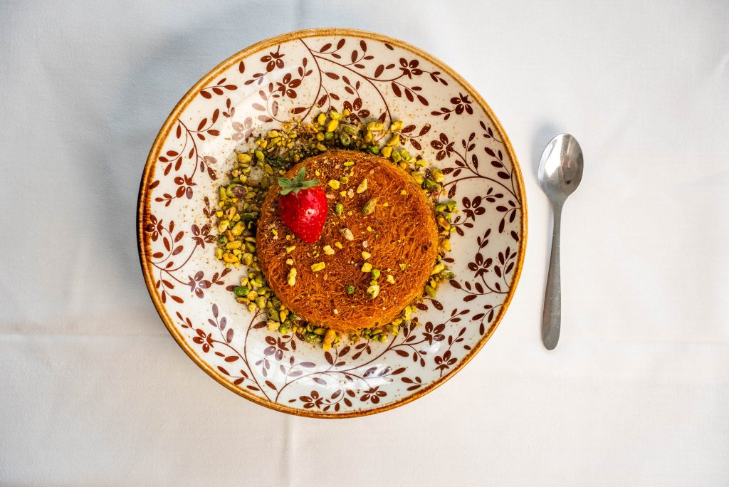 Knafeh met pistache op een beschilderd Libanees bord