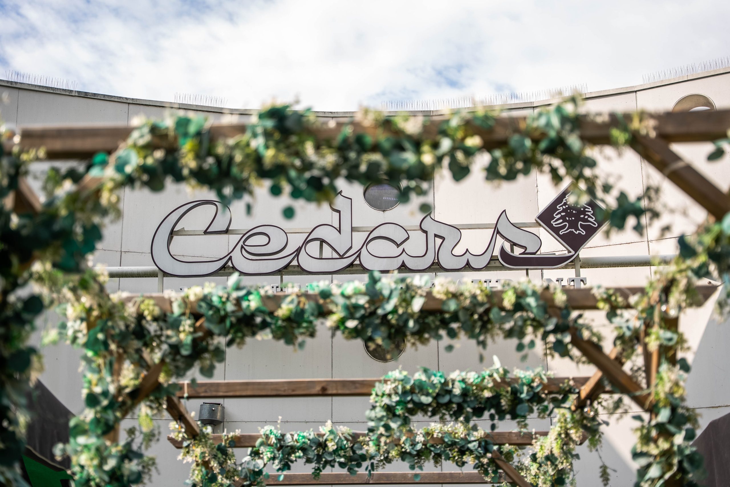 Dronebeeld van Restaurant Cedars aan het water in Amsterdam
